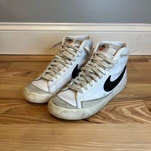 Nike Blazer Mid ‘77 high tops
White and black
Size: 7 US
